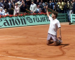 Gustavo Kuerten of Brazil kneels down and celebrates after drawing a heart on ground as he won his match against Michael Russell of the USA at the French tennis open at Roland Garros stadium June 3, 2001. Kuerten defeated Russell 3-6 4-6 7-6 6-3 6-1. JPP/CLH/